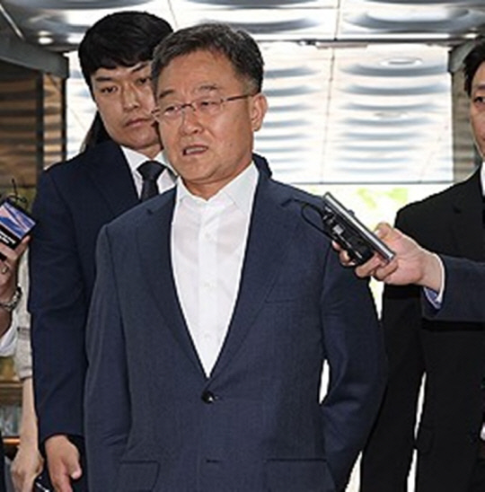 지난 대선에서 대장동 사건과 관련한 허위 인터뷰로 윤석열 대통령의 명예를 훼손한 혐의를 받는 화천대유자산관리 대주주 김만배 씨가 6월 20일 오전 서울 서초구 서울중앙지법에서 열린 영장실질심사에 출석하기 위해 법정으로 향하고 있다.<연합뉴스>